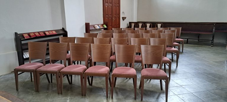 Nové židle pro kostel a farní sál